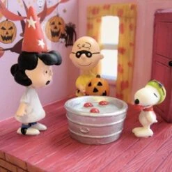 2009 Halloween Peanuts - A Halloween Party - DB -Hallmark MAGIC Ornaments Shop QFO4032 closeup1